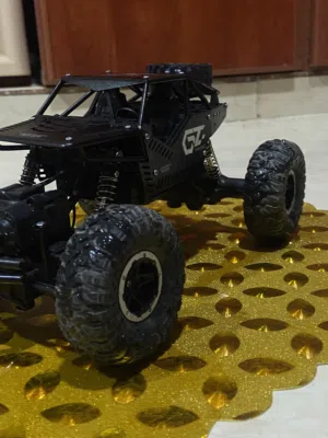 سياره العاب رمليه ب الون الاسود مستعمله لا تتواجد لديها البطاريه