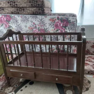 سرير أطفال بحاله ممتازه من عمر يوم لعمر 3 سنوات