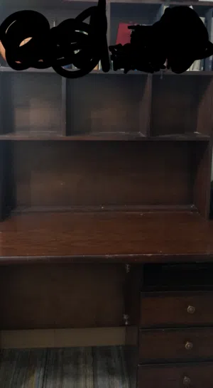 مكتب بحالة ممتازة، مناسب للدراسة أو الكمبيوتر أو العمل من المنزل. الرقم واتس اب بس