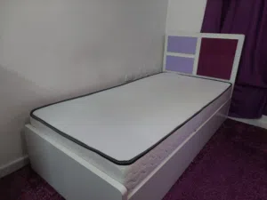 تخت مفرد مع فرشه للبيع
