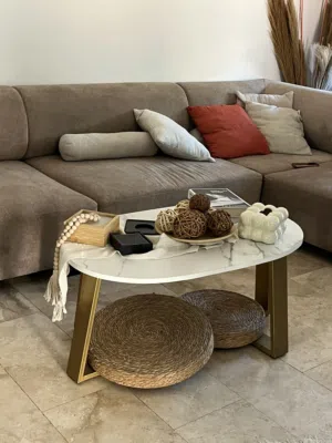 طاوله تلفزيون وطاوله بالنص للبيع مستعجل