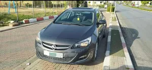 اوبل استرا سيدان مع فتحة سقف 2013 تسيير 2015 1.4 تيربو بنزين
