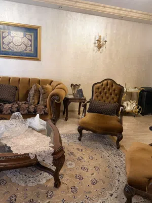طقم صالون مع طقم طاوله وسط مع طاولة سفره و بوفيه مع مراي و بوفيه للعرض