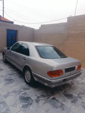 مرسيدس عيون