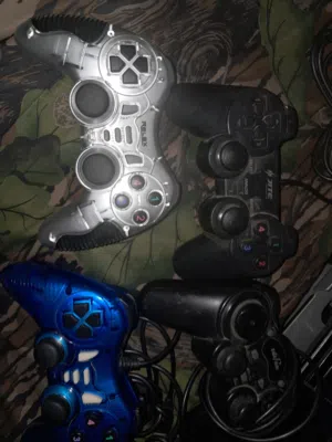 للبيع مجموعة مكونة من 4 أذرع تحكم ألعاب (Controllers) . صدقا لا اعلم فيهم... بسعر مغري للبيع مجموعة