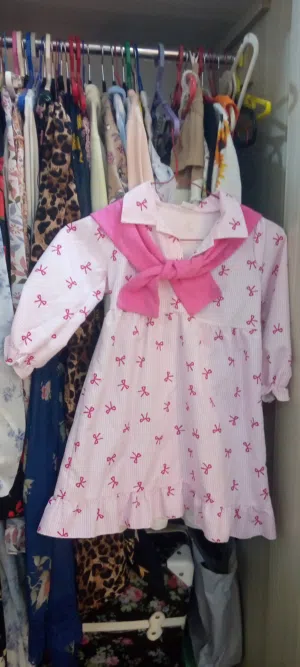 فستان اطفال يلبس من ثلاثه إلى خمسه تقريبا