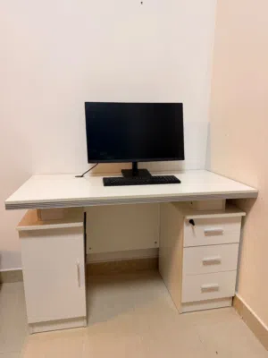 مكتب حديث مع أدراج نظيف وجاهز للاستخدام Modern home office desk with drawers clean ready to use