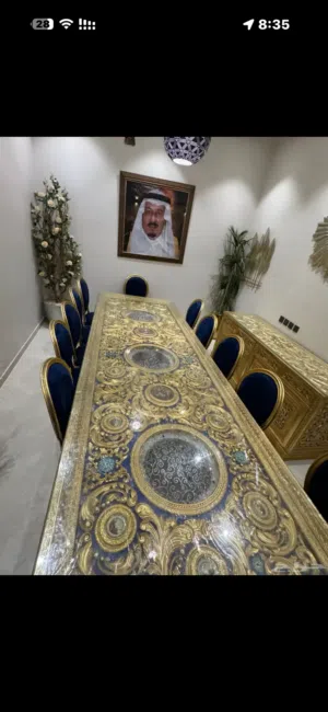 غرفه طعام 14شخص طولها اربع امتار وعرضها متر وعشرين سانتي كريستال وخشب زان اصلي