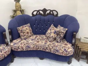 طقم كنب تفصيل للبيع +طاوله وسط قزاز قابل للتفاوض