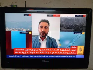 شاشه 32 بوصة مستعملة أصلية و جامدة جدا شغالة مية مية للبيع بسعر مغري للجادين فقط الاتصال الزرقاء