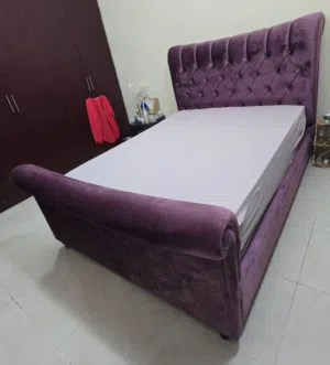 سرير مخملي