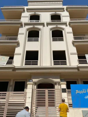 شقه في التجمع الخامس منطقه الاندلس 2/2 للبيع دور اول