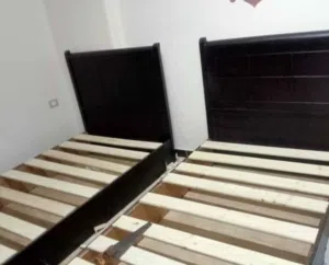 سراير سحاره وسرير خشب زين احمر شرايح