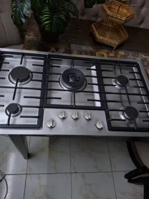 Miele KM 2356-1 (الموديل المكافئ لـ R01) هو مسطح غاز ألماني فاخر مدمج. يتميز ب