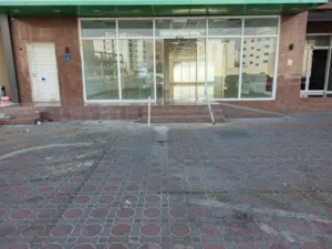 محل للإيجار في بوشر شارع الخدمات شارع المها مساحة 230متر مربع واجهة امامي