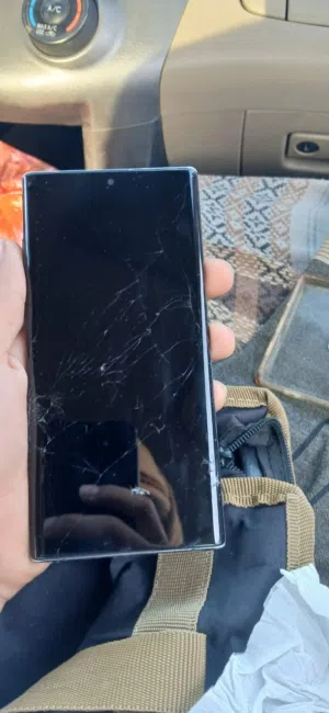 جلاكسي نوت عشره بلاص عررطه . مشرخ اشراخ بسيطه ونقطه صغيره جدا ماتبين ولا تاثر