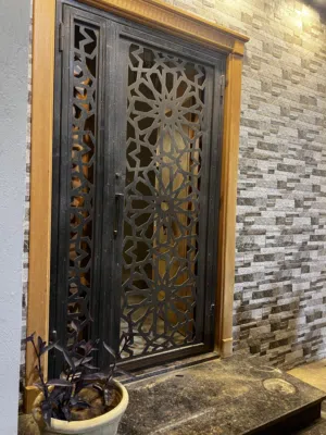 باب حديد حماية خارجي متين ونقشه جميلة العرض 1.27/طول 2.25