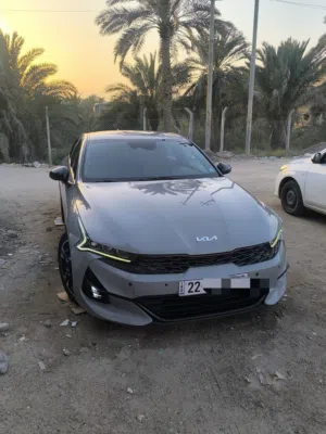 كي فايف وارد امريكي موديل 2023 حادث بسيط بدون ايرباكات سليمة دعاميات تخريب فقط .