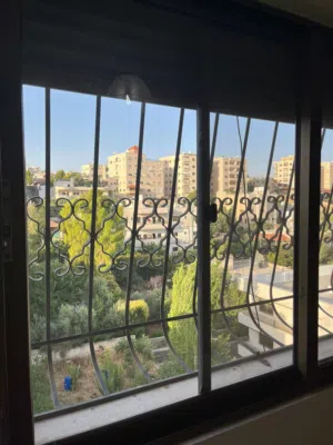 شقة للبيع في المهندسين 350 متر مربع طابق 3 مع روف كبير مميزة جداً من المالك