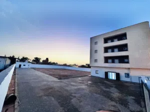 مبنى خمس طوابق بمساحه 2700للارض