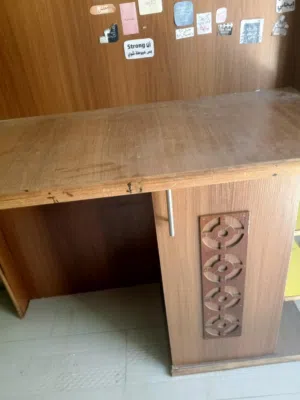 مكتب خشب لاتيه بحالة الوكاله تفصيل