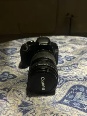 كاميرا كانون Canon 550D نضيفه جداً مع كامل اكسسواراتها من الوكيل ولا فيها اي ضرر