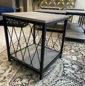 طاولات نظيفة ومستعملة استعمال نظيف