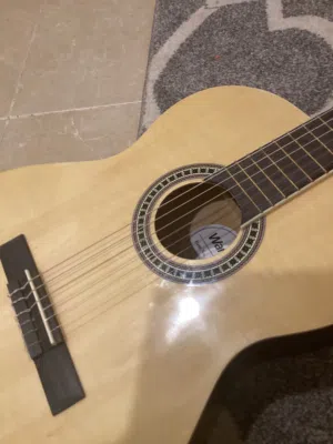 جيتار للبيع ونسه معه ريشه