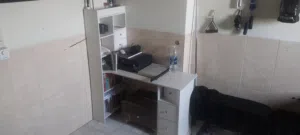 مكتبة لللبيع
