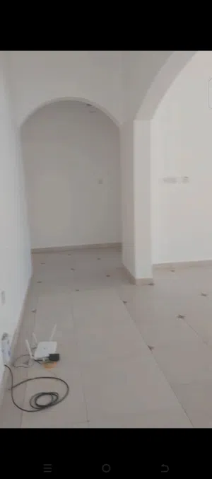شقه ثلاث غرف وصاله ومطبخ وثلاث حمامات اليجار شامل الكهرباء والماء