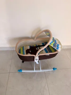 للبيع سرير أطفال (Bassinet) محمول مع قاعدة هزازة
