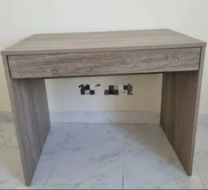 للبيع مكتب خشبي أنيق Wooden Desk for Sale
