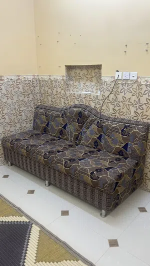 طاولة و كنبة بالمجان