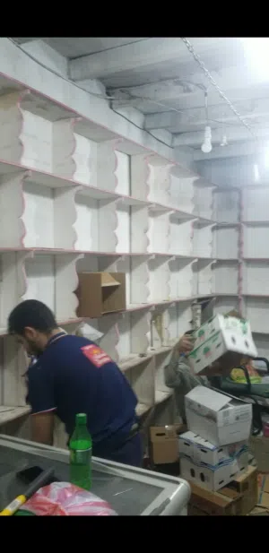 يوجد لدينا تخشيبه مكونه من خمس واجهات واربع زوايا مستخدم نضيف
