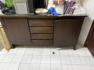 Kitchen with 3 drawers and 4 cabinets
