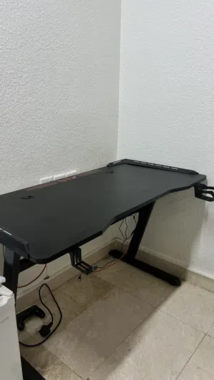 طاوله كاربون فايبر للبيع فقط 25 ريال