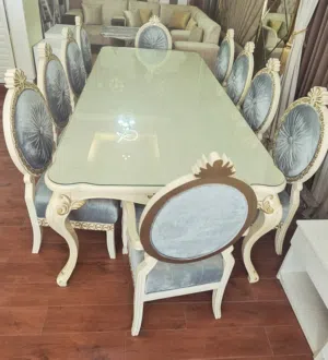 طاولة طعام 10 كراسي خشب صلد مع زجاج على وضعها الحالي سعرها جديد لايقل عن 15000 درهم