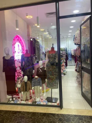 ديكور محل ملابس نسائية و اطفال للبيع بجميع الملحقات