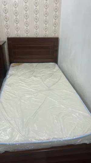 سرير مع ماترس و خزانة