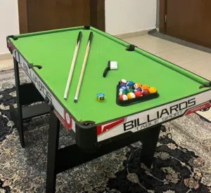 طاولة بليارد مع ملحقاتها