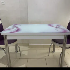 طاولة طعام من ايكيا تتسع ل 4 كراسي