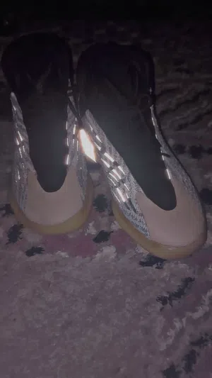 بوط Yeezy الاصلي
