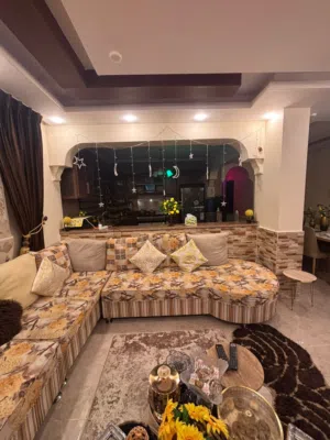 طقم كنب مع طاولاتة بسعر مغري جدا