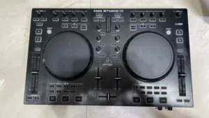 مكسر دي جيه شركة (behringer)