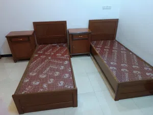 سريرين مع طاولتين جانبيتين للسرير