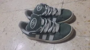 اي حذاء بالصورة اقل من 10 دنانير وفي خمس دنانير لحق حالك النمرة 43