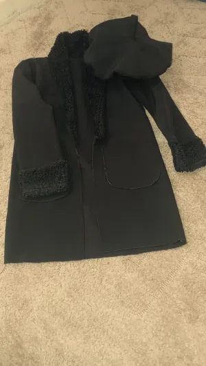 جاكيت اسود نفس الي بالصوره