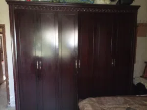 غرف نوم  غرفه نوم للشباب كنبات طاوله تلفزيون  طاوله طعام فخمه  نيش كوميدينا  موجودات  في جبل الامير