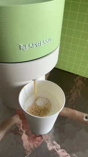 مكينة قهوة Nespresso Vertuo شبه جديدة – استخدام خفيف جدًا