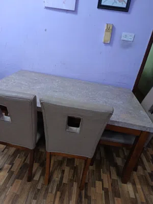 Used good in-condition dining table with 3 chairs in Abuhalifa